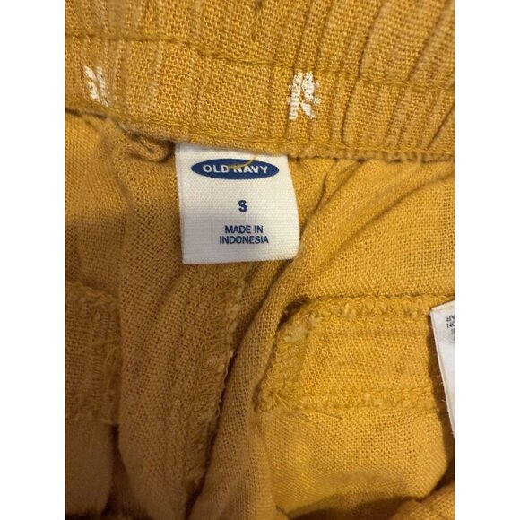 Old Navy Mid-Rise Yellow Daisy Print Linen Shorts - Picture 3 of 4